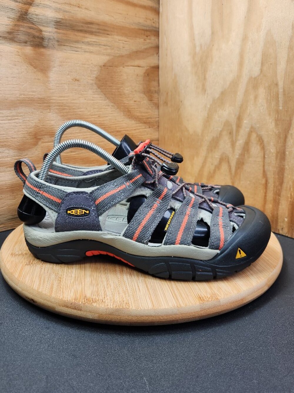 Keen Newport H2 Womens Closed Toe Waterproof Sandals Size 9